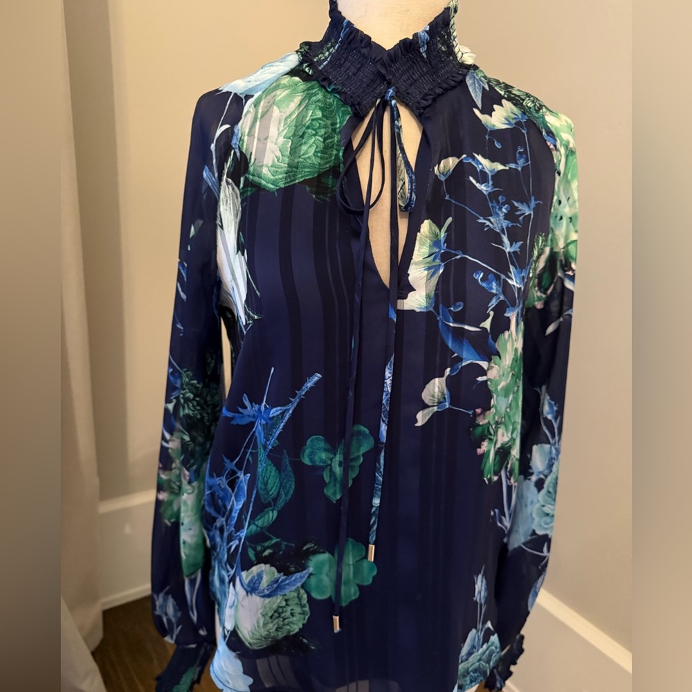 NEW GORGEOUS BLOUSE WITH NAVY BLUE, GREEN & WHITE & RUFFLES AT NECK & SLEEVES!🛍️